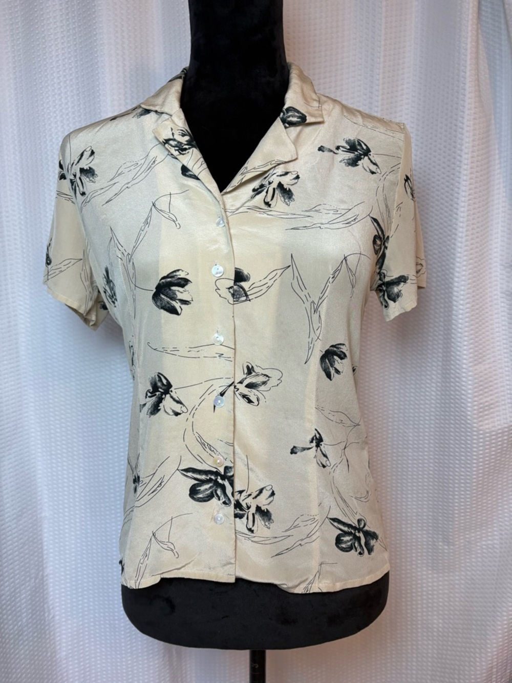 Casual Corner 100% Silk Tan Short Sleeve Blouse Black Floral Print Size 4
